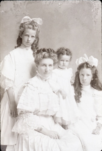 Photo portrait of woman with three girls in white dresses
